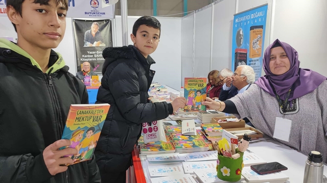 Yazar öğretmen kitap fuarında öğrencilerle buluştu