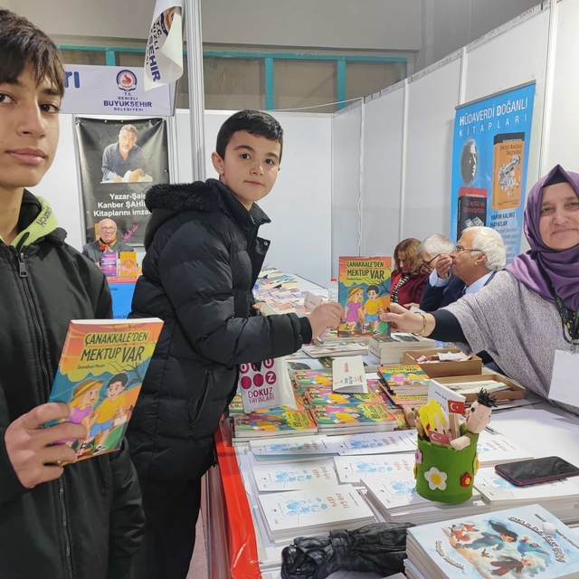 Yazar öğretmen kitap fuarında öğrencilerle buluştu