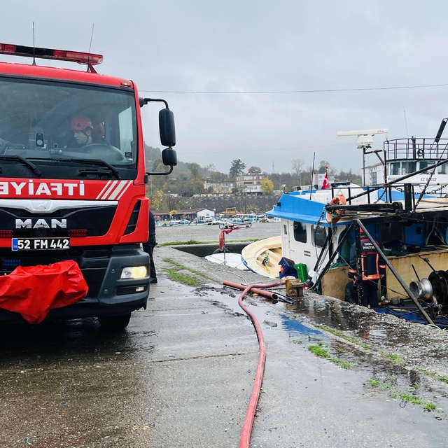 Ordu'da su alarak batma tehlikesi olan tekneye ekipler müdahale etti