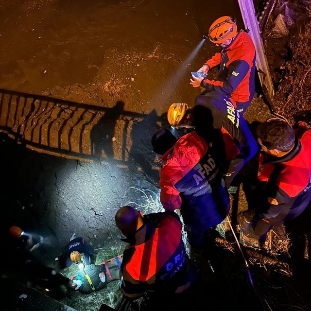 Ağrı'da köprüden düşen kişi ekiplerin hızlı müdahalesiyle kurtarıldı