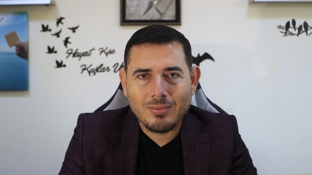 Beğeni ve etkileşim için deprem görüntüsü çekenlere uzmanından uyarı: "Canınızı tehlikeye atıyorsunuz"
Doç. Dr. Ali Erdoğan: "Eskiden mal canın yongası denirdi, artık sosyal medya canın yongası oldu"
"Etkileşim ve beğeni almak uğruna hayatlarını riske atıyorlar"
"Tehlikeli olabilecek durumlarda dahi sosyal medya kullanımı, internet kullanımı önemli bir sorun"