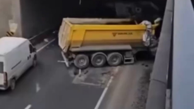 Kontrolden çıkan hafriyat kamyonu başka bir araca ve alt geçide çarptı