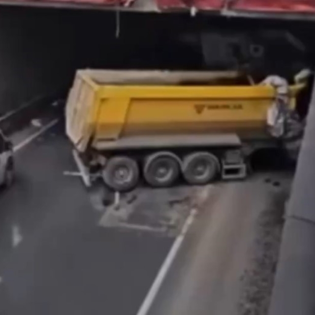 Kontrolden çıkan hafriyat kamyonu başka bir araca ve alt geçide çarptı