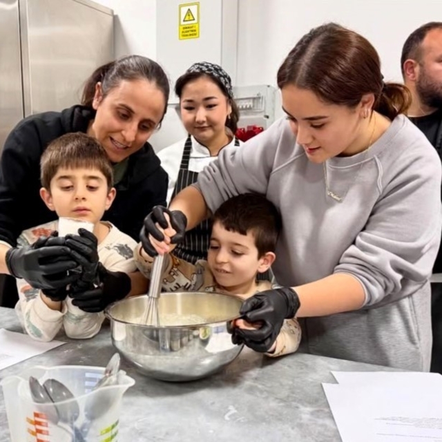 Özel bireyler mutfağa girdi, hem eğlendiler hem pişirdiler