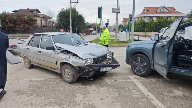 Bursa'da iki otomobilin çarpışması sonucu 2 kişi yaralandı
