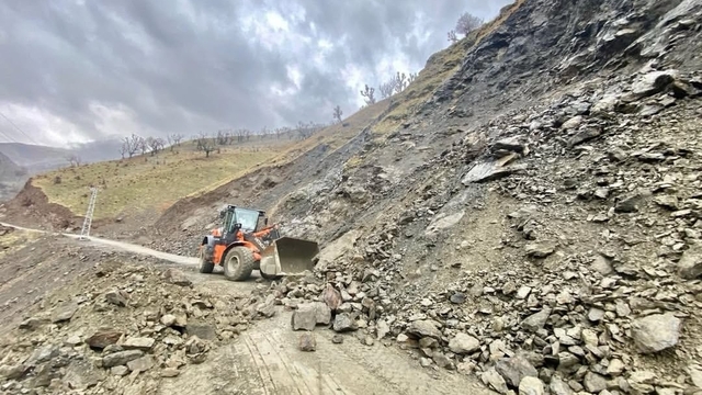 Batman'da heyelan nedeniyle kapanan yollar açıldı