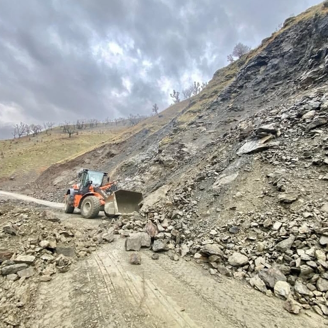 Batman'da heyelan nedeniyle kapanan yollar açıldı