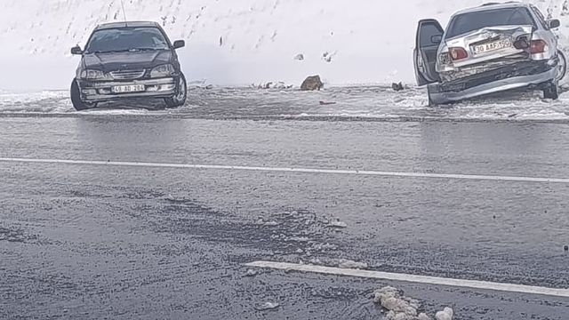 Van'da buzlanmış yolda zincirleme kaza; 5 yaralı