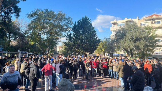 Buca Belediyesi'nde iş bırakan işçiler, haklarını istedi