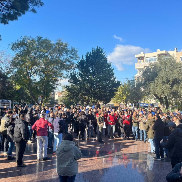Buca Belediyesi'nde iş bırakan işçiler, haklarını istedi