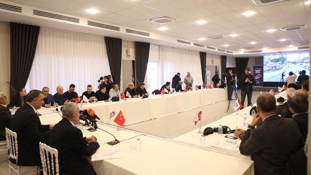 7. Uluslararası Mersin Maratonu pazar günü koşulacak
Serdal Gökayaz: "Toplam 5 milyon 242 bin TL ödül verilecek"
Mersin Büyükşehir Belediyesi Genel Sekreter Yardımcısı Serdal Gökayaz:
"34 ülkeden 2 bin 414 sporcu kayıt yaptırdı"