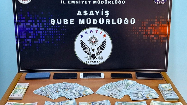 Kendilerini polis olarak tanıtıp milyonluk vurgun yapan 3 şüpheli tutuklandı
2 vatandaşı toplam 1 milyon 962 bin TL ve 70 bin 472 dolar dolandıran şüpheliler paralarla birlikte yakalandı