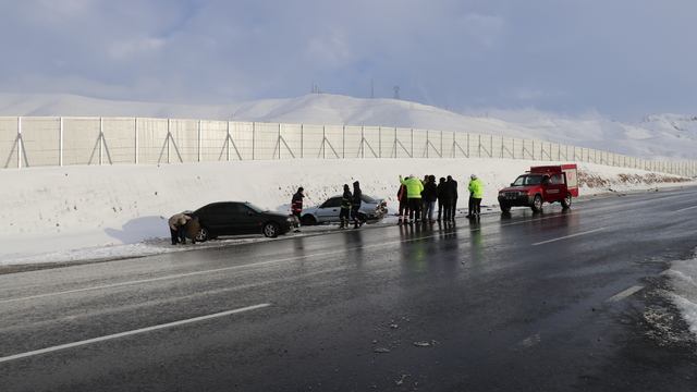 Van'da 4 aracın karıştığı kazada 5 kişi yaralandı