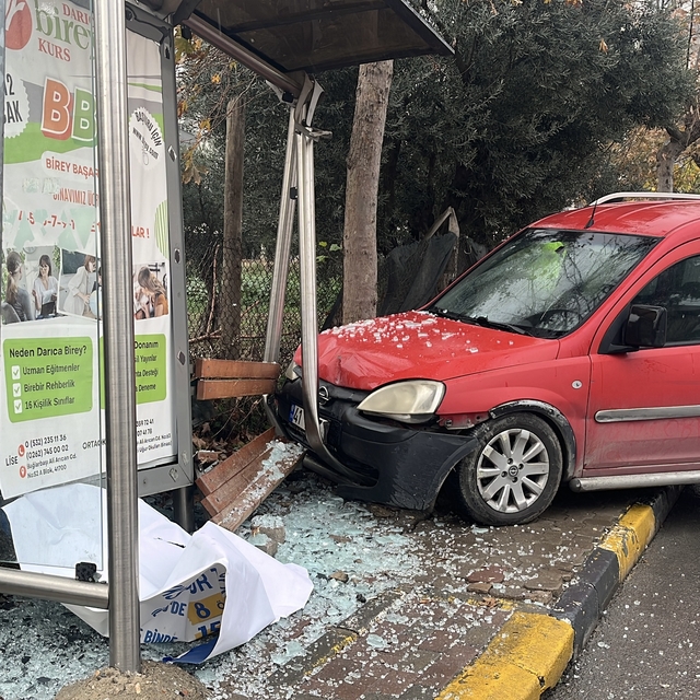 Park halindeyken hareket eden hafif ticari araç durağa çarptı