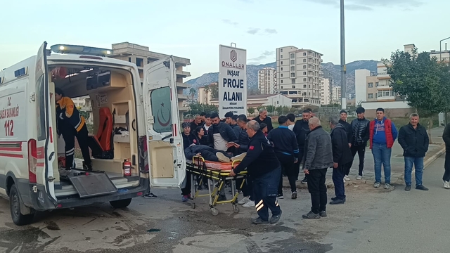 Kozan ilçesinde minibüsle çarpışan elektrikli motosikletin sürücüsü yaralandı