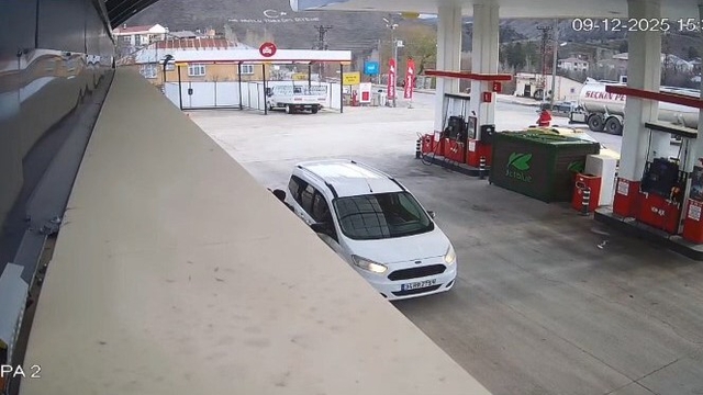 Tunceli'de 4.2'lik deprem anı güvenlik kamerasına yansıdı