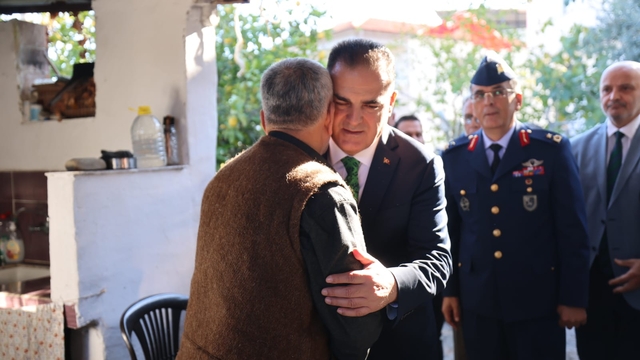 Şehit Astsubay Başçavuş Emrah Kuran'ın şehadet belgesi ailesine teslim edildi