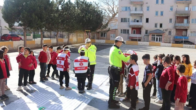 Çayırlı'da öğrencilere trafik güvenliği eğitimi