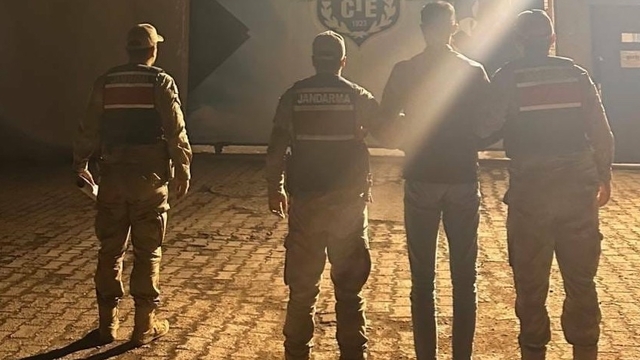 Kars'ta "sahte banka ve kredi kartı üreterek satan" firari hükümlü yakalandı