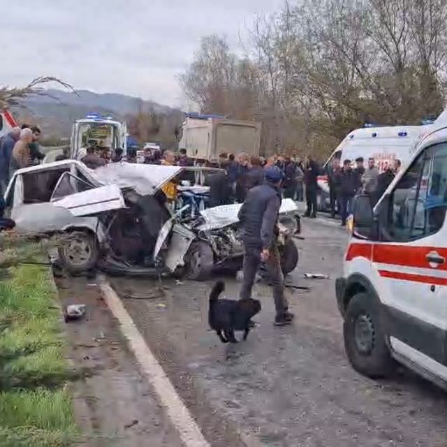 Kamyonla çarpışan otomobil ikiye bölündü: 1 ölü, 2 yaralı