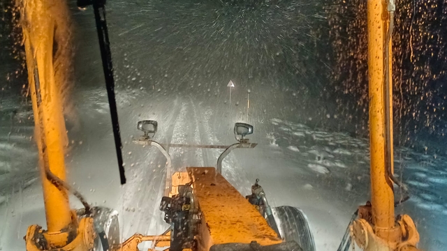 Muş'ta kar nedeniyle yolda mahsur kalanlar ekiplerce kurtarıldı