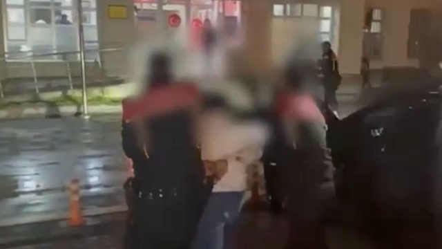Kayseri'de 3 polis aracına çarparak kaçan suç makinası yakalandı
41 suç kaydı bulunan şahıs tutuklandı