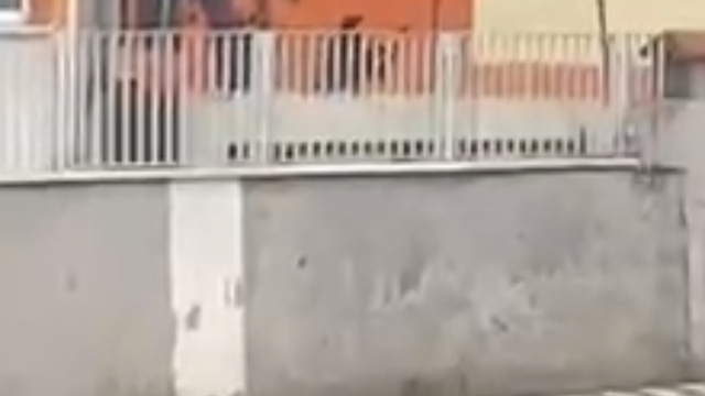 Eski sevgilisiyle konuşmak için geldiği okul önünde intihara kalkıştı