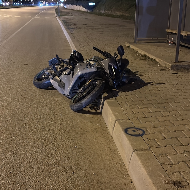 Hafif ticari araç ile motosiklet çarpıştı; 2 yaralı