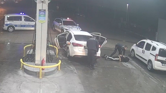 Mersin'de yaklaşık 900 bin dolarlık gasp zanlıları Adana'da yakalandı
Maskeli gaspçılar ve iş birlikçileri, Mersin ve Adana polisinin ortak çalışmasıyla film sahnelerini aratmayan operasyonla yakalandı