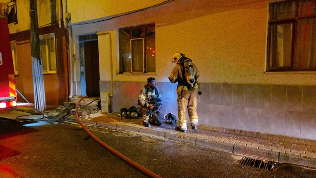 Bursa'da 3 katlı binanın çatısında çıkan yangın söndürüldü