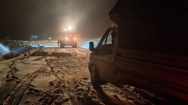 Muş'ta mahsur kalan 5 araçtaki 13 kişi kurtarıldı