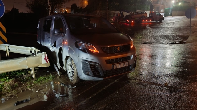 Kocaeli'de hafif ticari araç ile otomobilin çarpıştığı kazada 3 kişi yaralandı