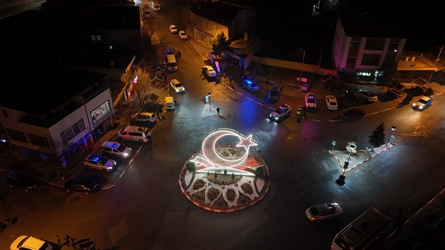 Halı saha kavgası iki beldeyi ayağa kaldırdı
Beldeye giriş çıkışlar kontrol altına alındı
Beldeye çok sayıda jandarma ve polis ekipleri sevk edildi