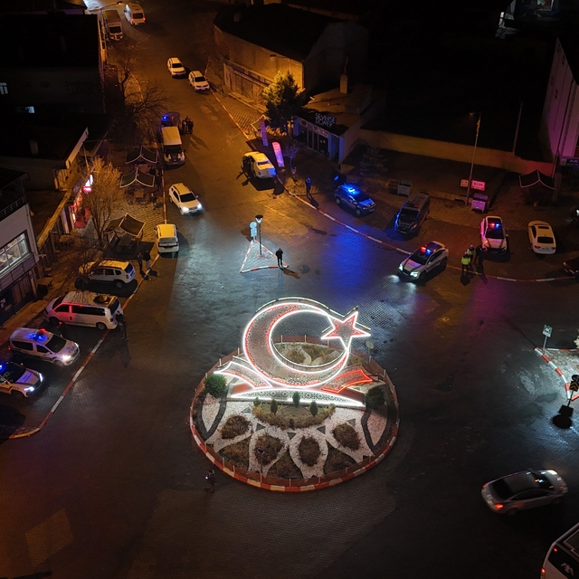 Halı saha kavgası iki beldeyi ayağa kaldırdı
Beldeye giriş çıkışlar kontrol...