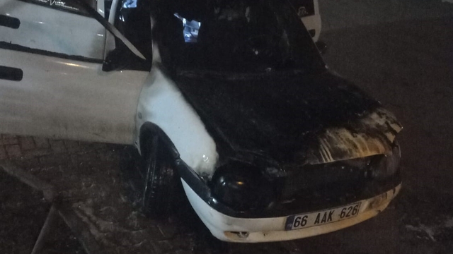 Yozgat'ta otomobil alevlere teslim oldu