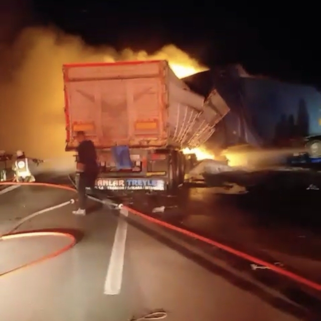 Manisa'da kaza yapan tırlar alev aldı