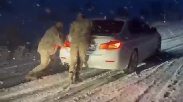 Muş-Bulanık yolunda ulaşıma kar engeli: Jandarma ekipleri rampada mahsur kalan araçları tek tek kurtardı