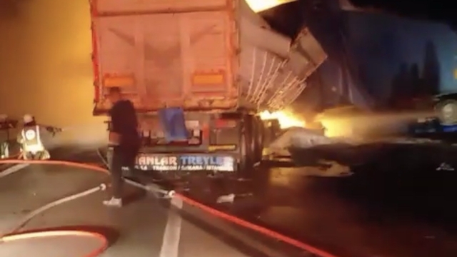 Manisa'da kaza yapan tırlar alev aldı