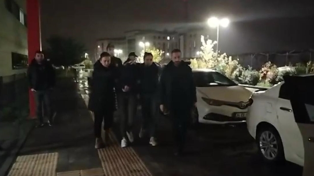Gözaltına alınan Güllü'nün kızı ve arkadaşı sağlık kontrolünden geçirildi, 1 kişi daha gözaltına alındı