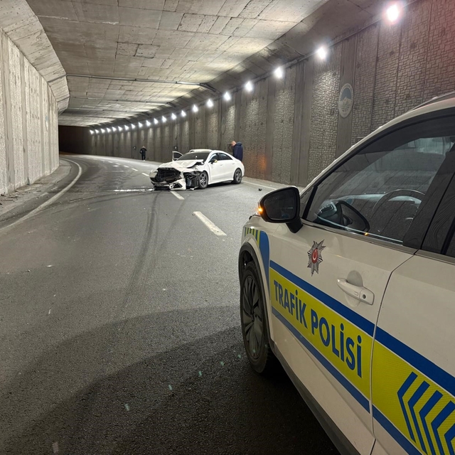 Alkollü sürücünün karıştığı kazada lüks otomobil pert oldu