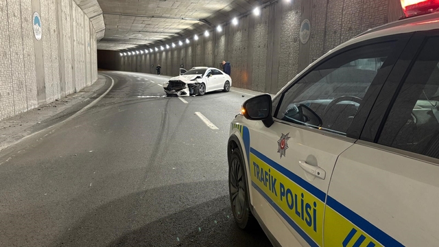 Alkollü sürücünün karıştığı kazada lüks otomobil pert oldu