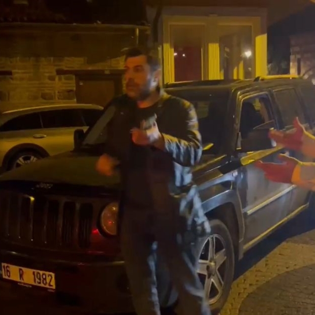 Alkollü sürücü 'bana 50 santimden fazla yaklaşmayın, herkesi ararım' deyip...