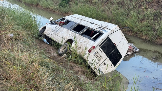 Adana'da sulama kanalına devrilen minibüsteki 18 kişi yaralandı