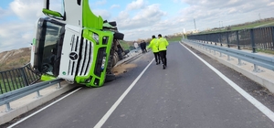 Kırklareli'de yem yüklü tır köprüde devrildi