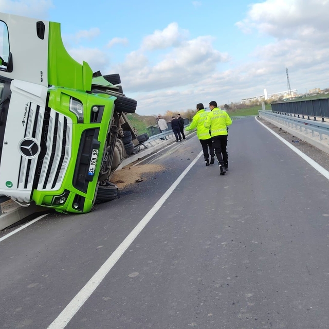 Kırklareli'de yem yüklü tır köprüde devrildi