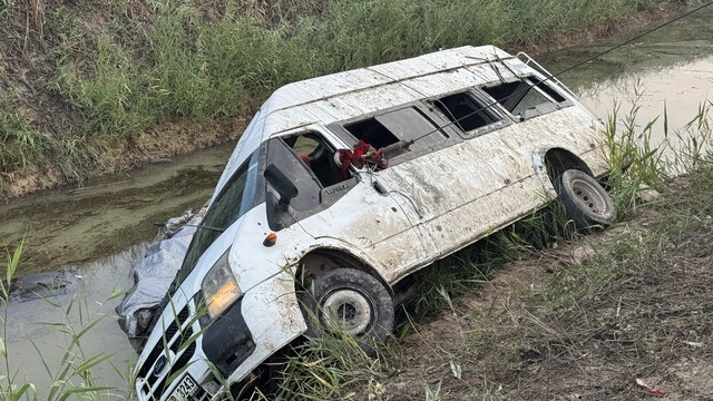 Tarım işçilerini taşıyan minibüs, sulama kanalına devrildi; 18 yaralı
