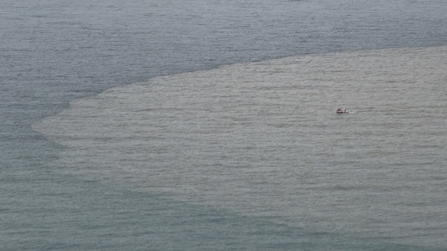 Bartın Irmağı'nın döküldüğü noktada denizin rengi kahverengiye döndü