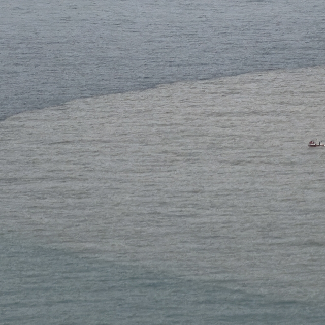 Bartın Irmağı'nın döküldüğü noktada denizin rengi kahverengiye döndü