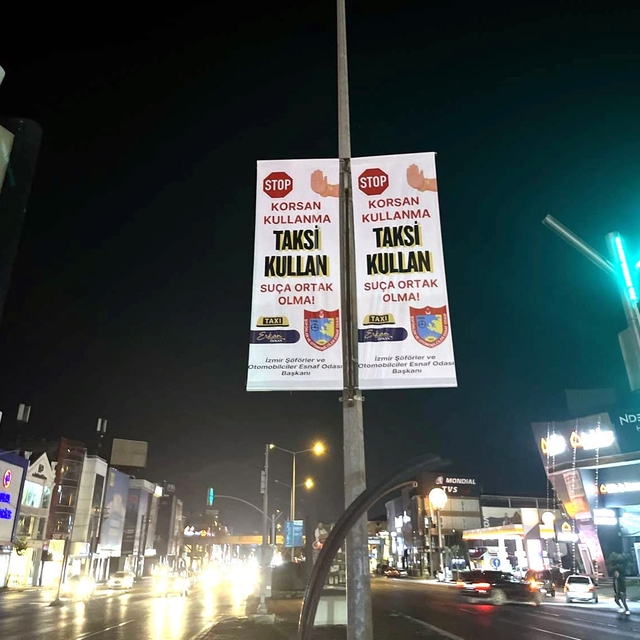 İzmirli taksiciler şehir geneline "korsan kullanma" afişleri astı