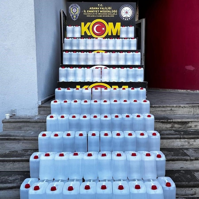 Adana'da yılbaşı öncesi sahte içki operasyonu: 2 ton kaçak etil alkol ele g...